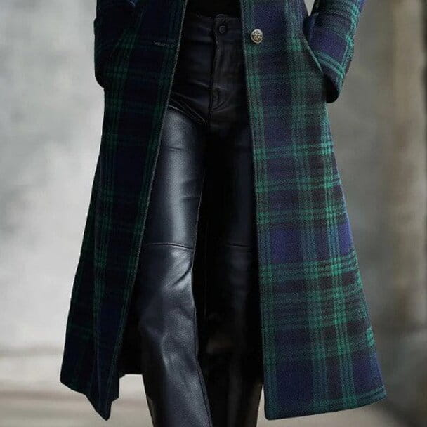 Manteau long en laine à carreaux écossais vert foncé et bleu marine, cardigan, avec un bouton à l’aspect doré.