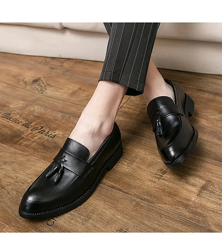 Mocassins en cuir à gland poli pour hommes noirs, avec un détail de gland à l’avant sur un cuir lisse.