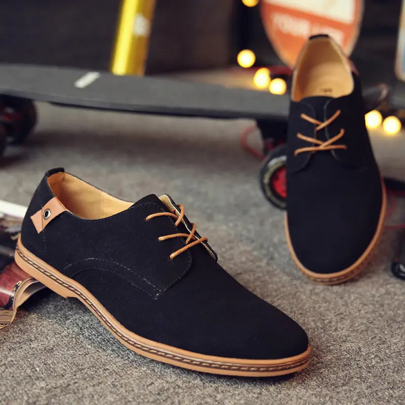 Schwarze Wildleder-Oxford-Schuhe für Herren: Schnürleder-Flats mit beigen Schnürsenkeln und einer passenden beigen Sohle.