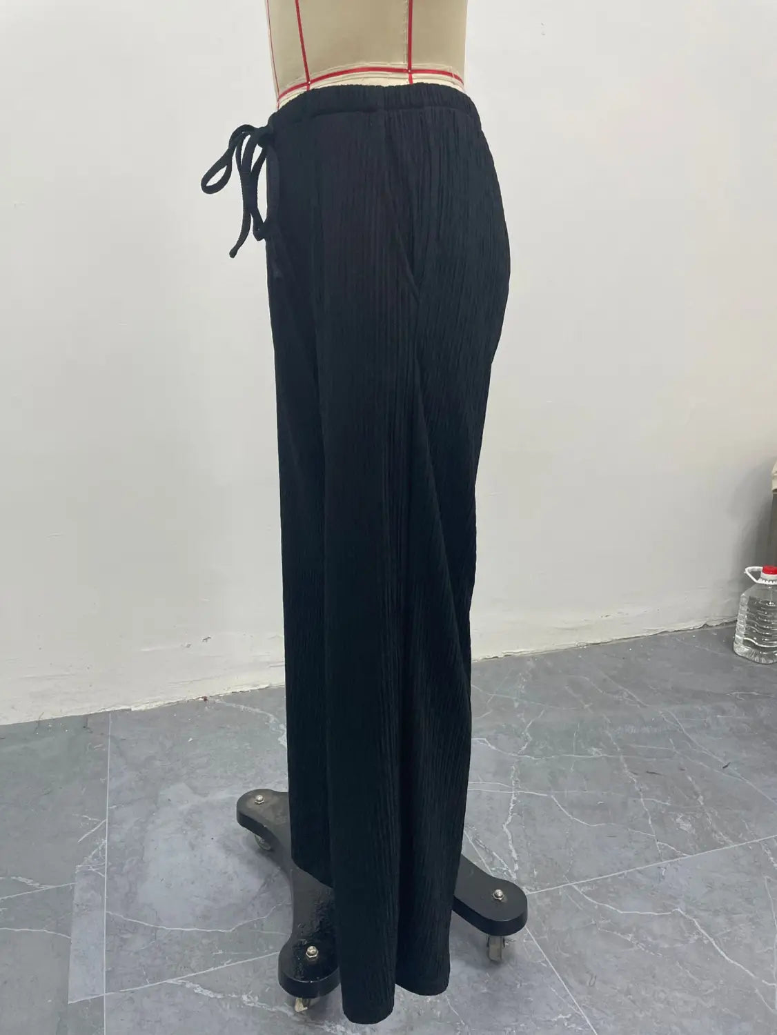 Schwarze Plissee-Langbein-Treterhosen mit Kordelzug-Bund und leichtem Material, geeignet für den täglichen Gebrauch.
