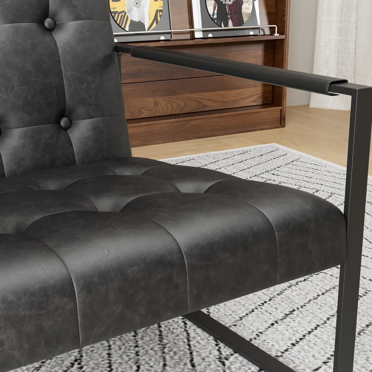 Sillón de acento de cuero con capitoné en gris oscuro con marco metálico negro elegante.