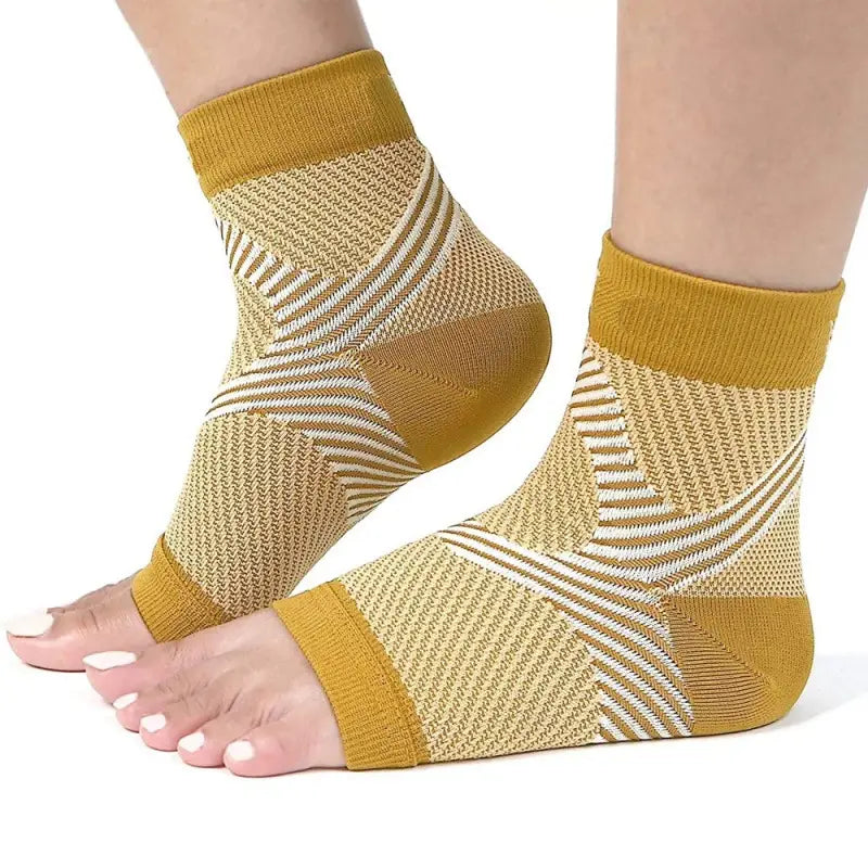 Chaussettes de compression de cheville de type manchon de maintien athlétique en jaune et blanc, avec un motif en maille à structure géométrique pour une meilleure respirabilité et un meilleur maintien