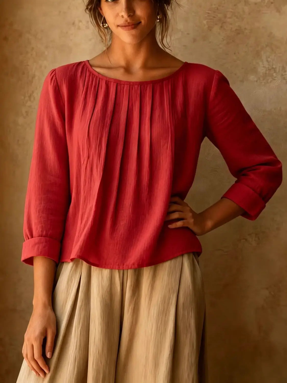 Une blouse ample en lin et coton pour femmes, couleur rouge rouille, avec encolure froncée et manches à la longueur trois-quarts.