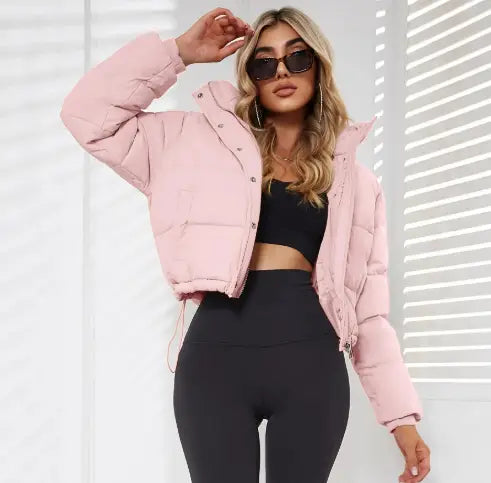 Veste doudoune matelassée en coton rose pour femmes, avec capuche et fermeture à boutons, conçue comme vêtement extérieur ample et décontracté.