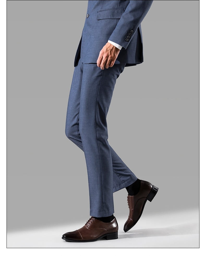 Un costume bleu marine sur mesure élégant à coupe classique et texture subtile, assorti à des chaussures habillées Oxford en cuir marron pour homme au style japonais.