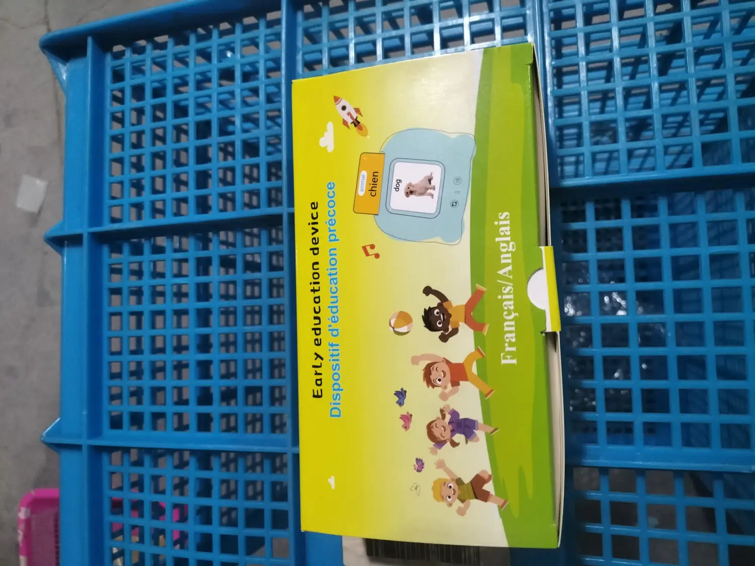 イエローとグリーンの、早期教育用お話フラッシュカードのボックス。前面にはカートゥーンの子どもたち、ロケット、そして「chien」という語が描かれており、キッズ用学習タブレット（112枚）向けです。