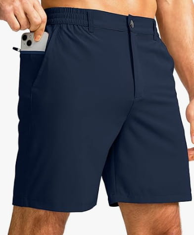 Short de ville décontracté extensible pour homme bleu marine, coupe slim, avec poche latérale permettant d’y ranger un smartphone, adapté à un usage sportif.