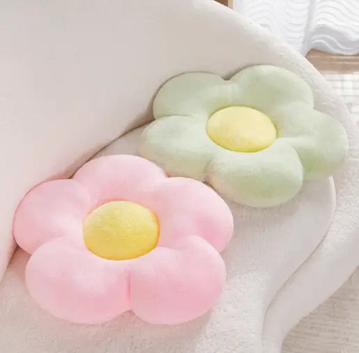 Oreillers de taille en peluche à fleurs roses et vert menthe avec des centres jaunes, fabriqués dans une matière en peluche douce, mesurant 45 cm.