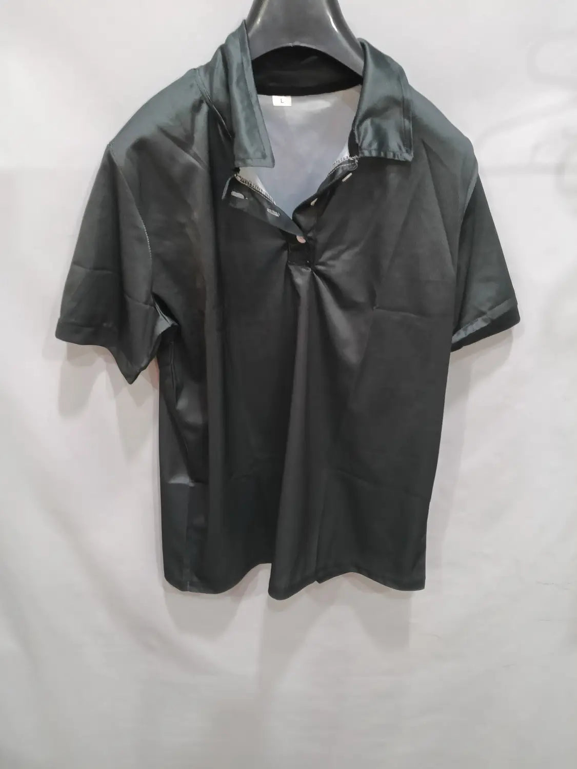 Herren-Poloshirt mit kurzer Ärmellänge, schwarz, mit Kragen und Reißverschluss-Knopfleiste, geeignet im Stil eines Cardigans mit kurzer Ärmellänge und Knopfleiste mit Struktur