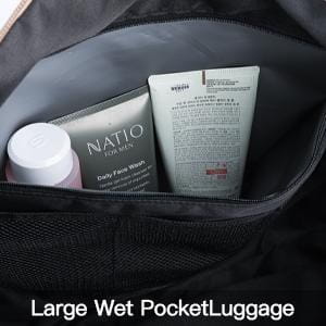 une poche humide noire doublée d’un filet à l’intérieur d’un sac de voyage pour femme à fleurs, avec une trousse de toilette contenant deux produits de soins Natio