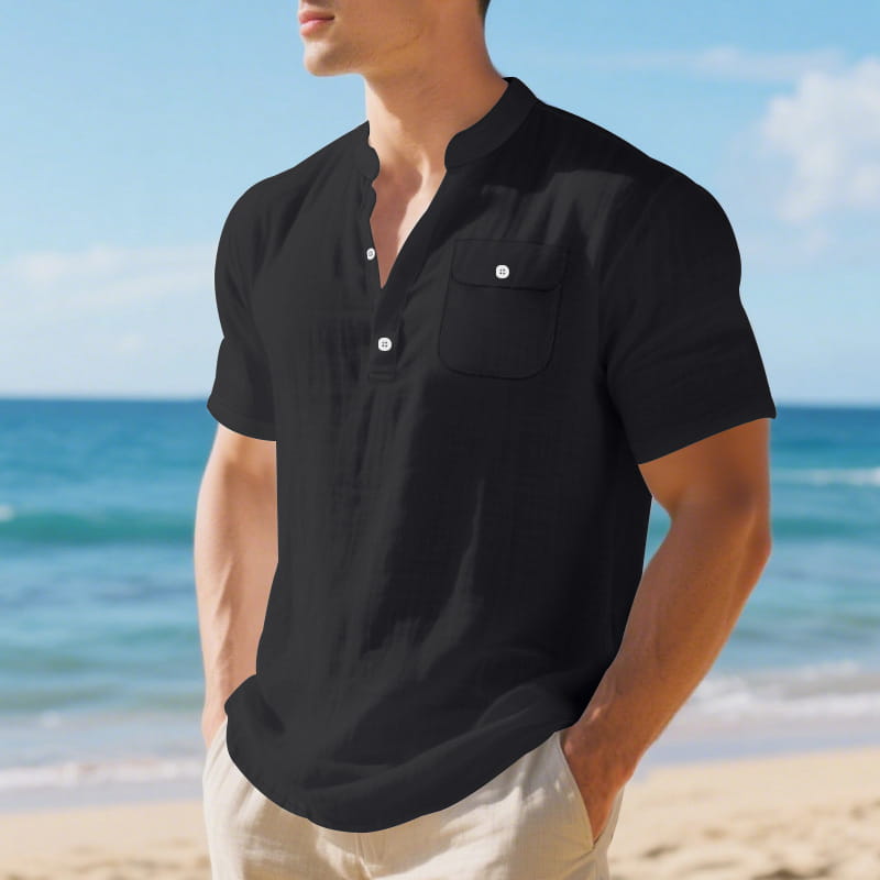 Herren-Leinenhemd im lässigen Stil mit kurzem Ärmel in Schwarz, mit Brusttasche und weißen Knöpfen.
