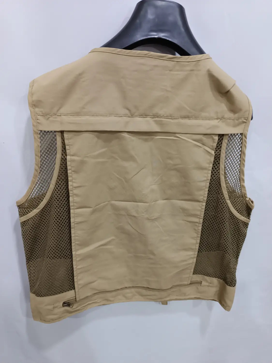 Tanfarbene Mesh- und Stoff-Taktikwanderweste mit 14 Taschen und Seitencargokompartimenten, ausgelegt für Outdoor-Aktivitäten.
