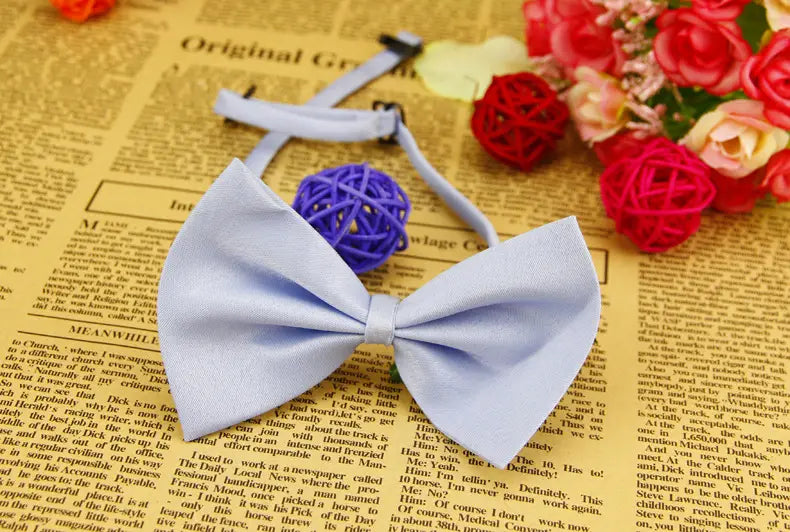 Collar para mascotas con lazo de color sólido ajustable que presenta un moño blanco con un centro central esférico tejido morado.