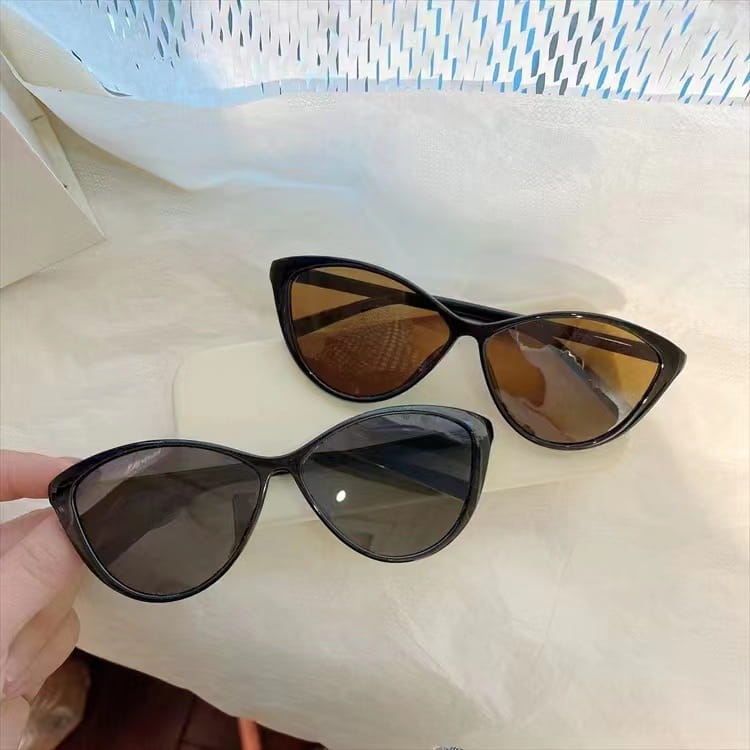 Lunettes de soleil œil-de-chat noires UV380 légères pour la mode, avec des verres marron et gris foncé.