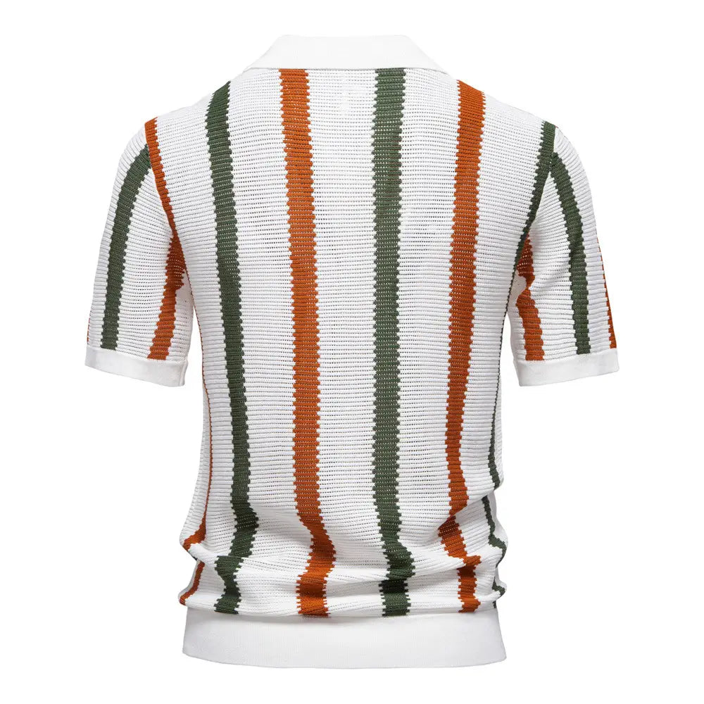 Herren gestreiftes atmungsaktives Strick-Sommer-Poloshirt in weiß-orangefarbenen und olivgrünen vertikalen Streifen mit kurzen Ärmeln.
