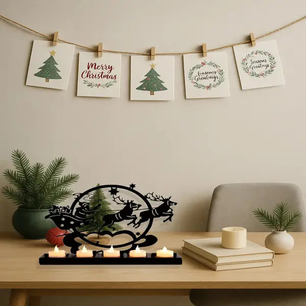 Photophore de Noël en fer vintage, en métal noir, représentant un renne, avec un design de traîneau, de rennes et d’arbre sur le thème de Noël.