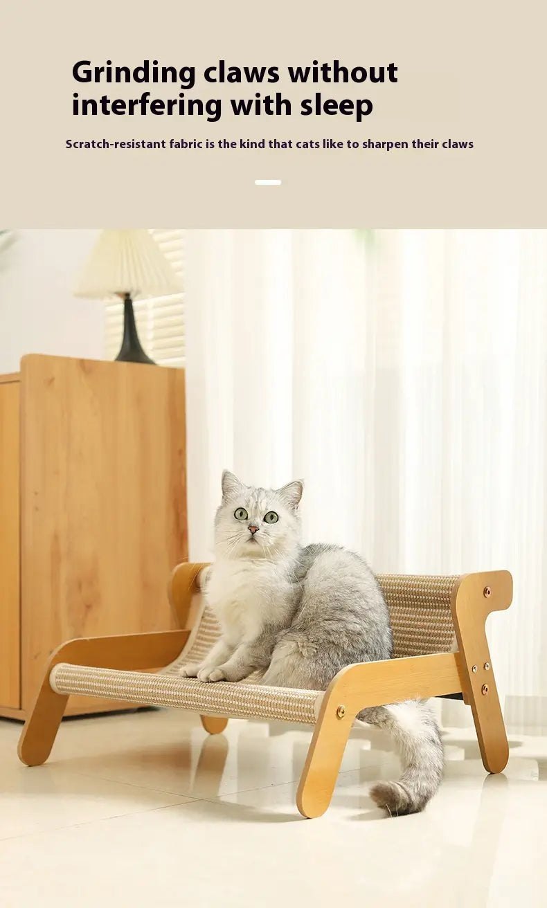 Nido cama tipo sillón reclinable de ratán con tabla de rascado para gatos con estructura de madera color claro y superficie de tejido beige texturizado.