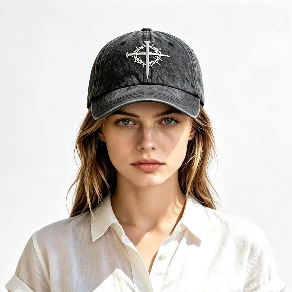 Casquette de baseball gris foncé à effet vieilli présentant une croix blanche brodée et un motif de couronne d’épines, provenant de la collection Casquette de Baseball Foi Croisée Couronne d’Épines Vieillie.