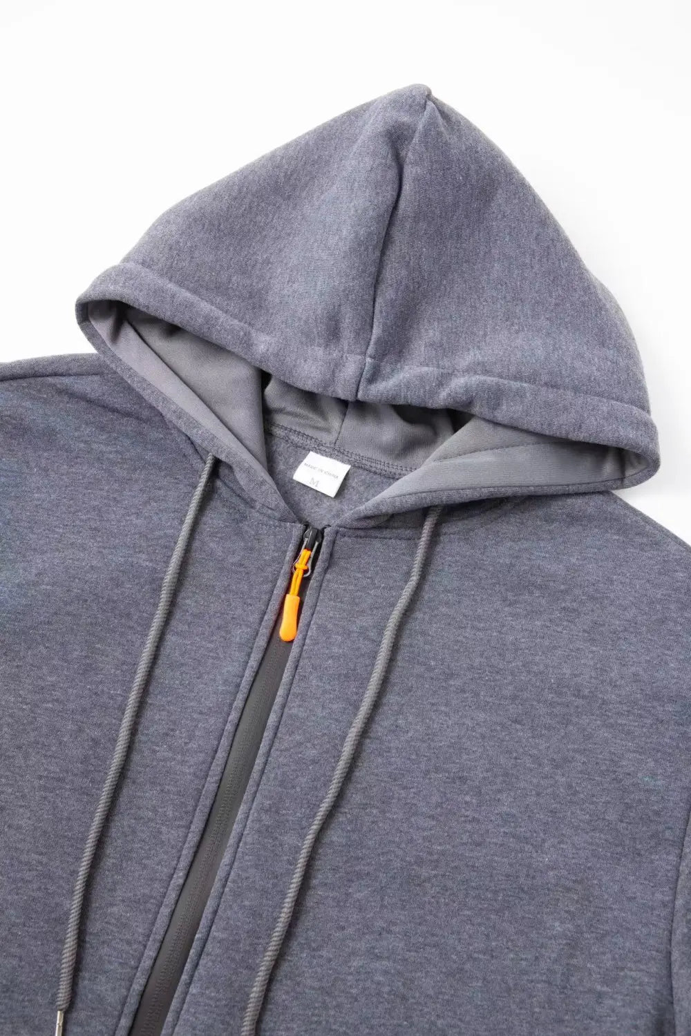 Sudadera deportiva con cierre para hombre en tallas grandes en tejido jaspeado gris, con tirador de la cremallera color naranja a contraste y cordones a juego.