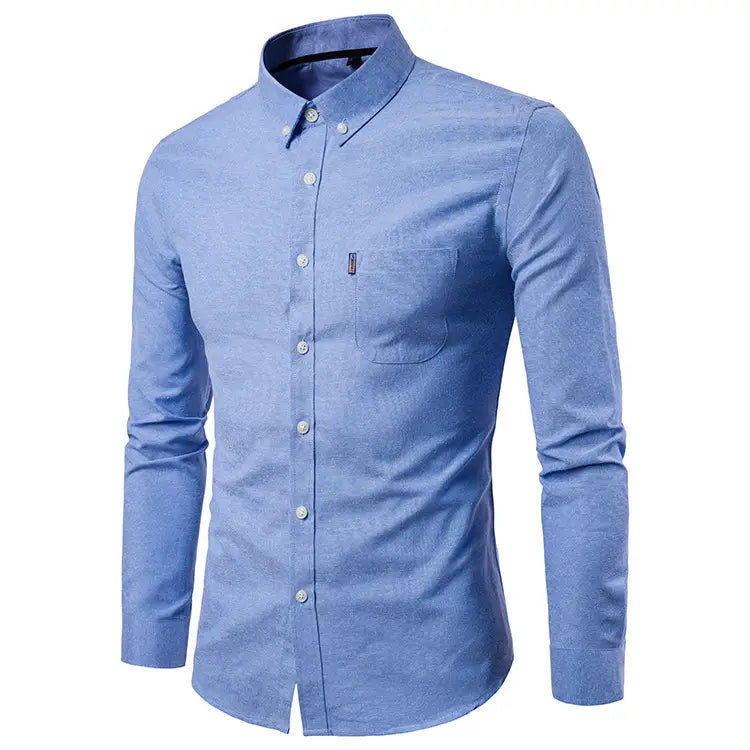 Chemise habillée homme à coupe slim, manches longues, bleu clair, avec un tissage texturé subtil et des boutons blancs.