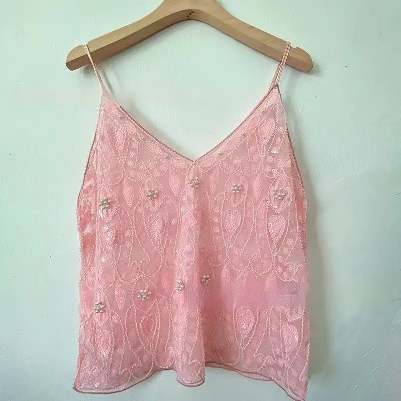 Ein zartes rosafarbenes Spitzencamisole-Top mit Pailletten-gesticktem Mesh, floraler Einstickerei und kleinen perlenähnlichen Verzierungen.