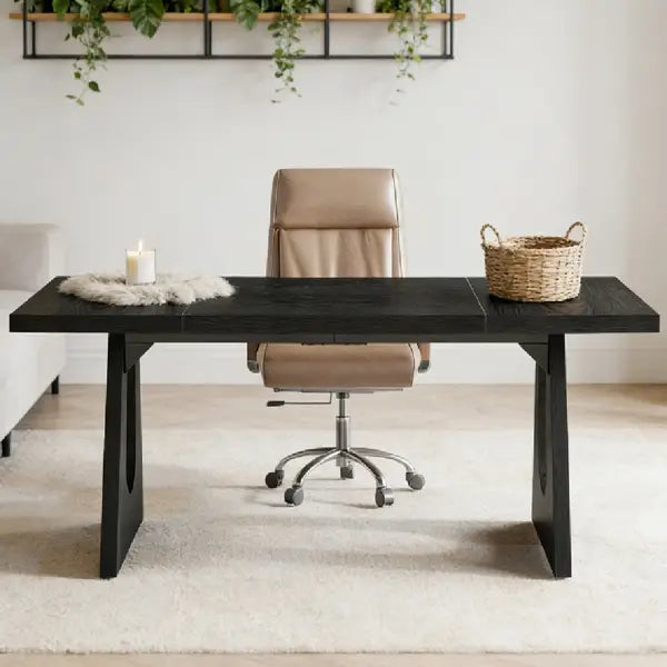 Escritorio ejecutivo negro con patas modernas elegantes y superficie de madera lisa de 70 pulgadas, ideal para uso en oficina.