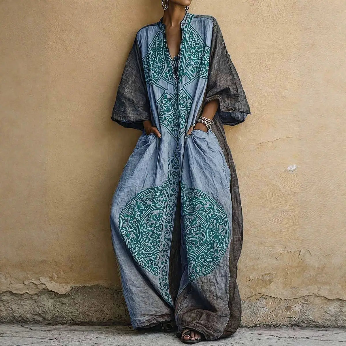Pantalon bohémien à jambes larges imprimé, bleu et gris délavés, avec une broderie sarcelle complexe et une conception fluide à manches longues