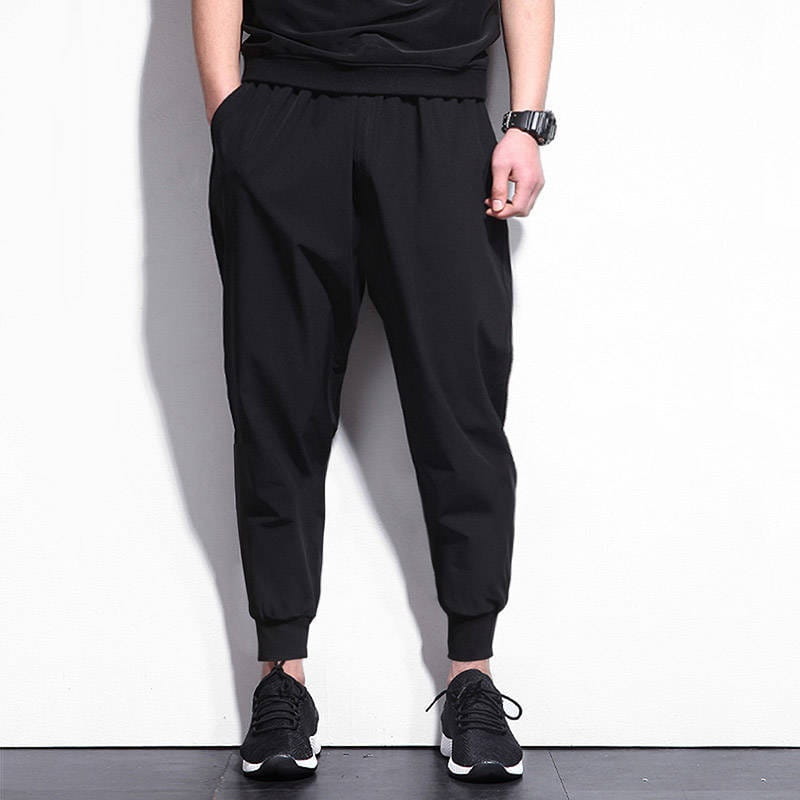 Pantalon de jogging athlétique pour hommes grande taille en noir, avec coupe décontractée et poignets élastiques, idéal pour des vêtements de sport confortables.