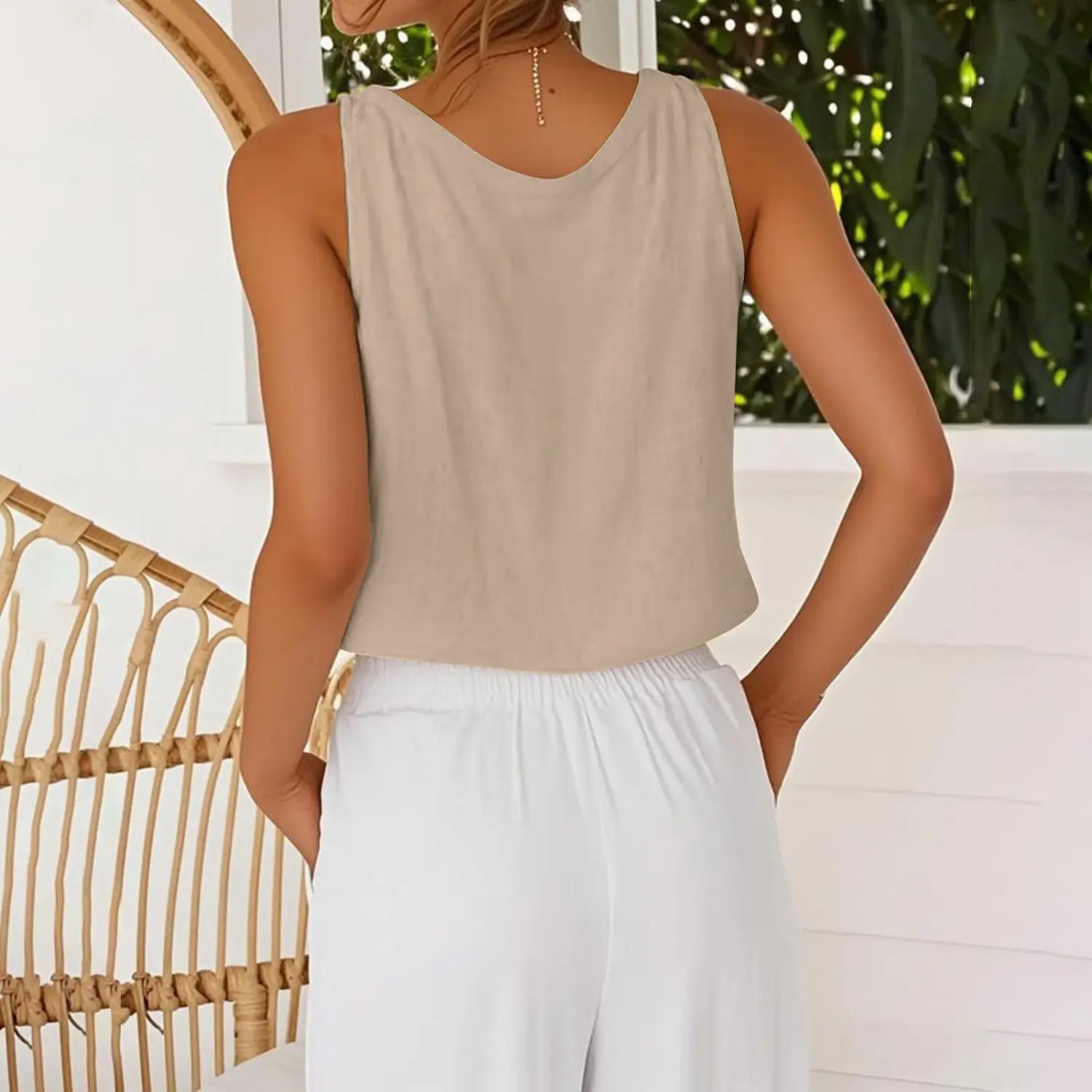 Beiges Baumwoll-Leinen-Camisole-Top ohne Ärmel mit V-Ausschnitt, lockerer Passform und weichem, fließendem Stoff.