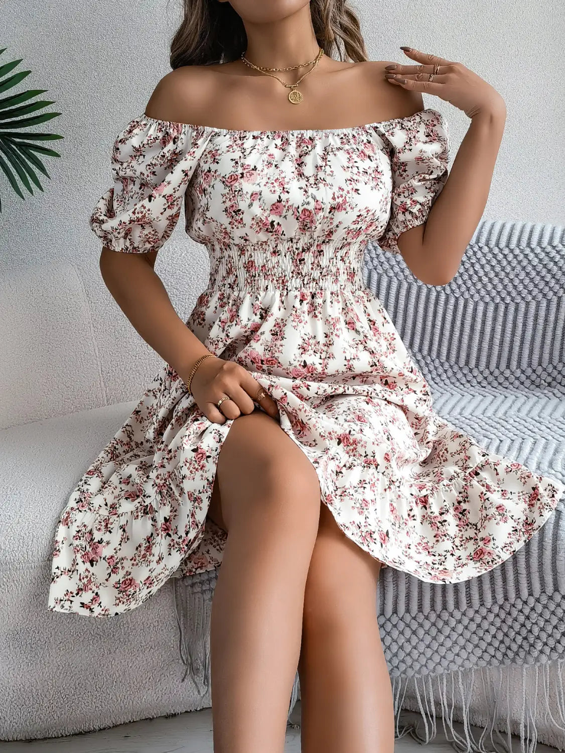 Robe d’été à encolure carrée florale blanche, avec fleurs roses et vertes, manches courtes bouffantes et taille smockée.