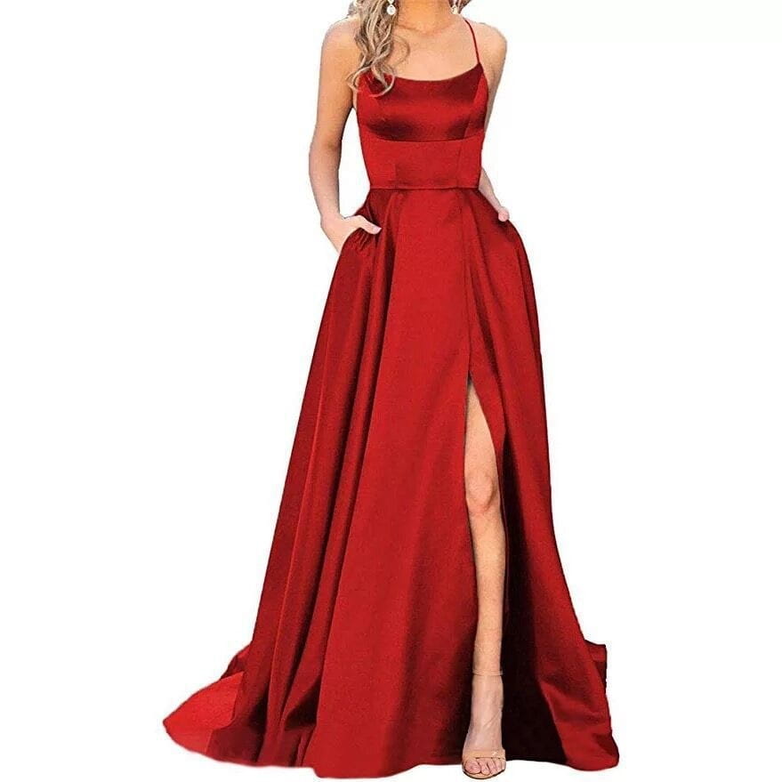 Ein fließendes Satin-Bridesmaid-Party-Kleid in tiefem Rot mit hohem Schlitz, quadratischem Ausschnitt und dünnen Spaghettiträgern.