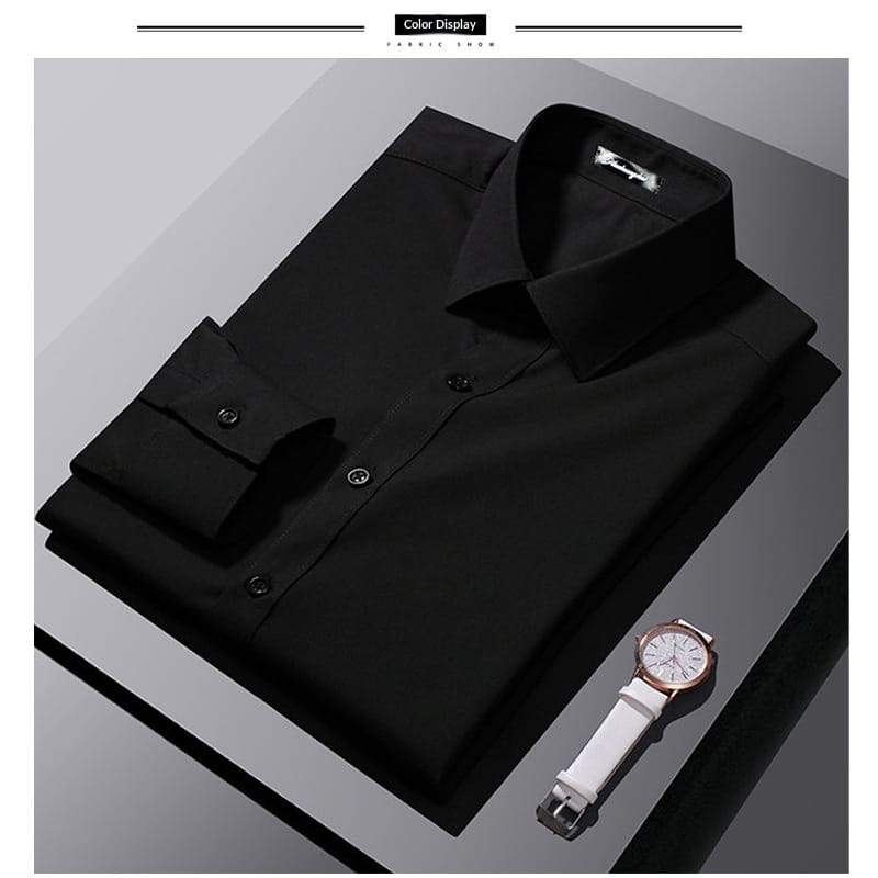 Ein Herren-Slim-Fit-Business-Hemd in Schwarz mit markantem Kragen und geknöpften Manschetten, ordentlich neben einer weißen Uhr präsentiert.