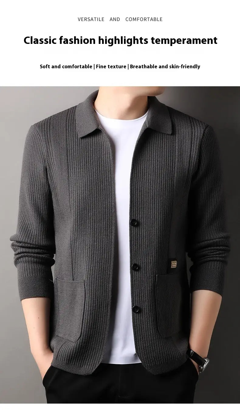 Herren-Rippstrick-Cardigan-Mantel in Dunkelgrau mit schwarzen Knöpfen und dezentem Brusttaschenbereich.