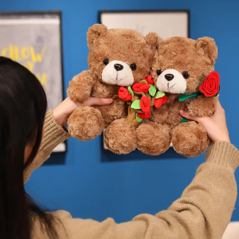 Zwei kuschelige braune Teddybären mit weißen Schnauzen und schwarzen Augen, einer hält einen Strauß roter Rosen; Teddybär-Plüschtier mit Rosen, Valentinsgeschenk, 16 bis 25 Zentimeter.