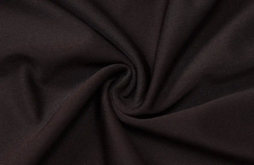 Schulterfreies, gerafftes Minikleid mit Taillengürtel aus weichem dunkelbraunem Stoff mit dezenter Rippstruktur