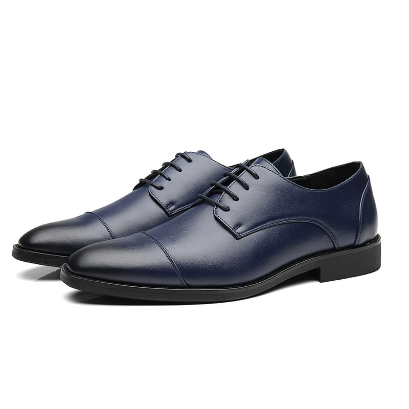 Herren-Businessschuhe im britischen Stil mit spitz zulaufender Zehenpartie aus Kunstleder in Marineblau mit klassischem Kappenzehen-Design und schwarzem Leder-Schnürverschluss.