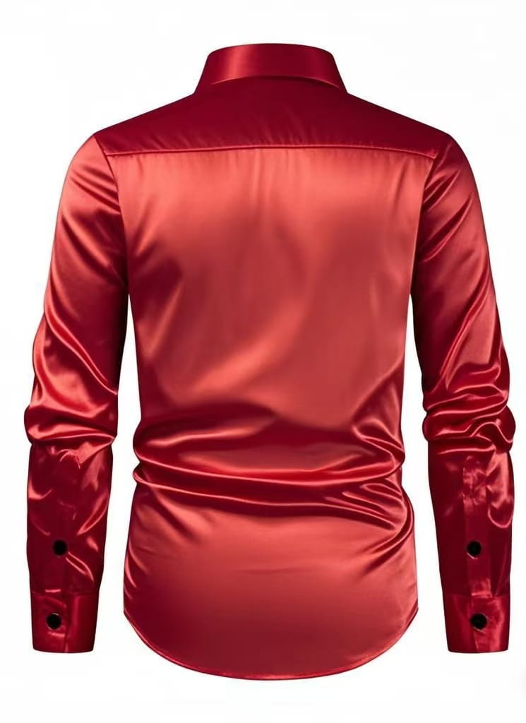 Ein Herren-Slim-Fit-Paillettenkleid für Partys aus leuchtendem rotem Satin mit klassischem Kragen und geknöpften Manschetten.