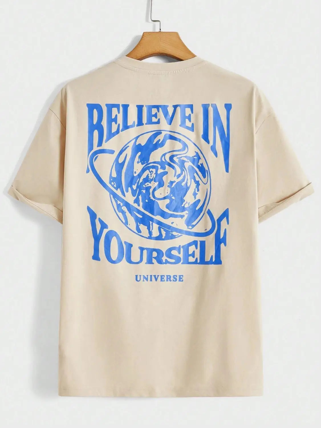 Beige Baumwoll-Herren-T-Shirt mit kurzen Ärmeln und auffälligem blauem Believe-in-Yourself-Graphic mit illustriertem Globus sowie dem Wort Universe darunter.