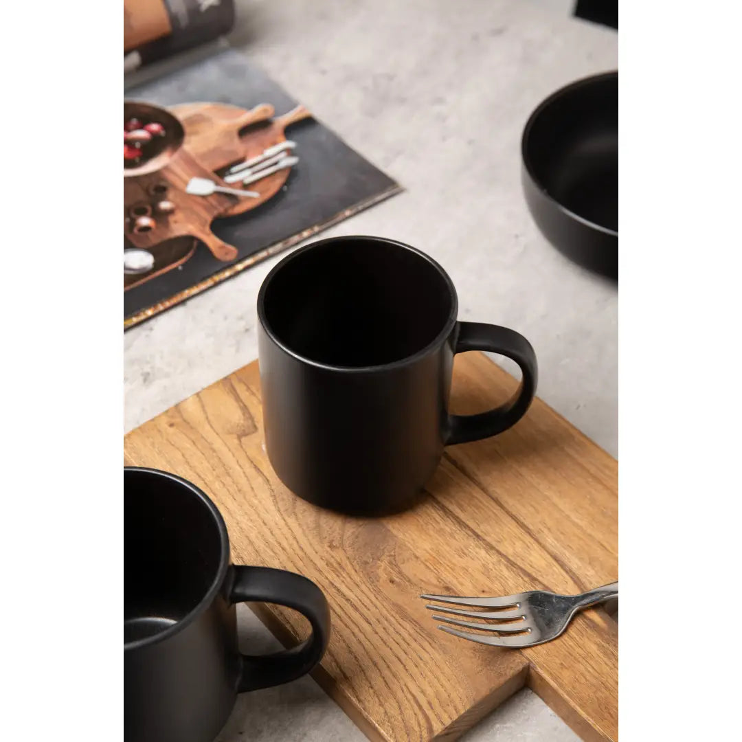 Taza de cerámica negra con acabado mate y diseño moderno sencillo, de un juego de vajilla de gres mate negro de 12 piezas para 3.
