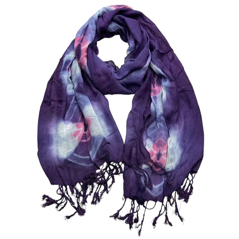 Un foulard en viscose bohème floral violet souple et fluide, avec un motif tie-dye de motifs floraux rose et blanc et des bords frangés.