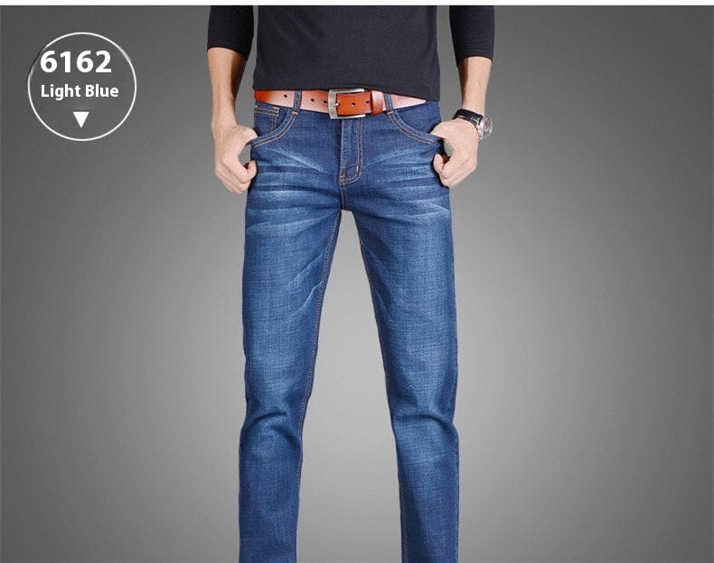 Jeans d’affaires décontractés pour homme à taille haute, coupe slim, avec élasticité, en denim bleu clair, avec une coupe classique droite et un effet d’estompage subtil.