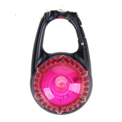Pince de sécurité pour collier de chien à DEL, dotée d’une lampe torche à clip en plastique noir avec une lentille texturée rose vif, pour améliorer la visibilité.