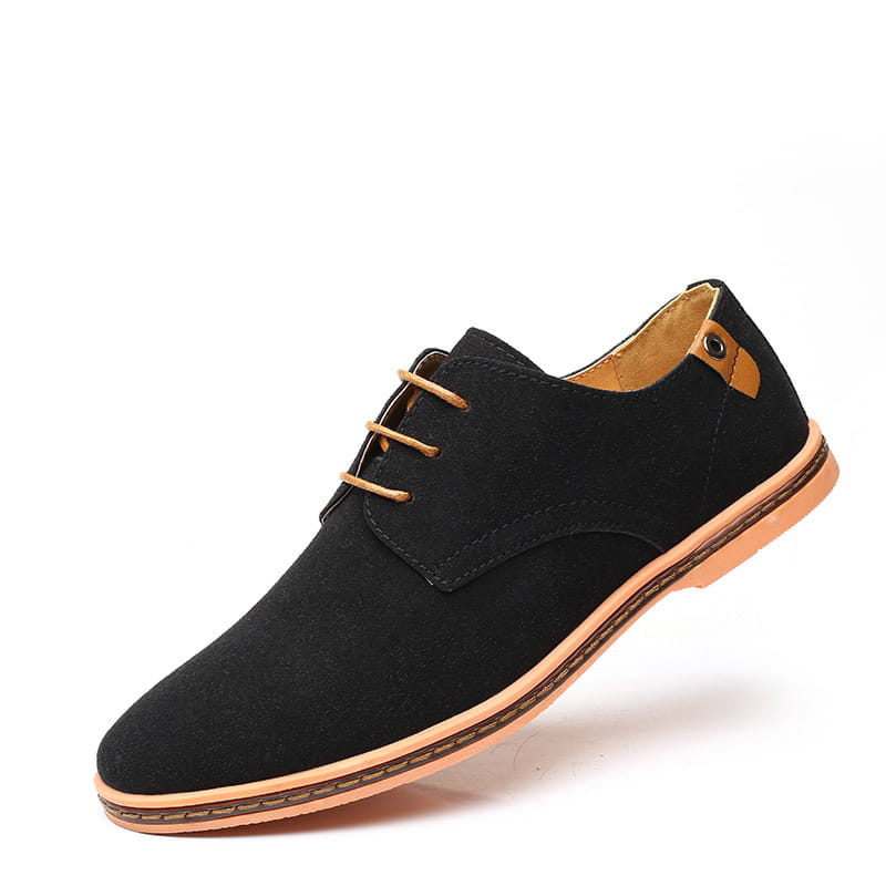 Chaussure décontractée à lacets en suède nubuck pour homme en noir, avec des lacets beige et une semelle beige assortie.
