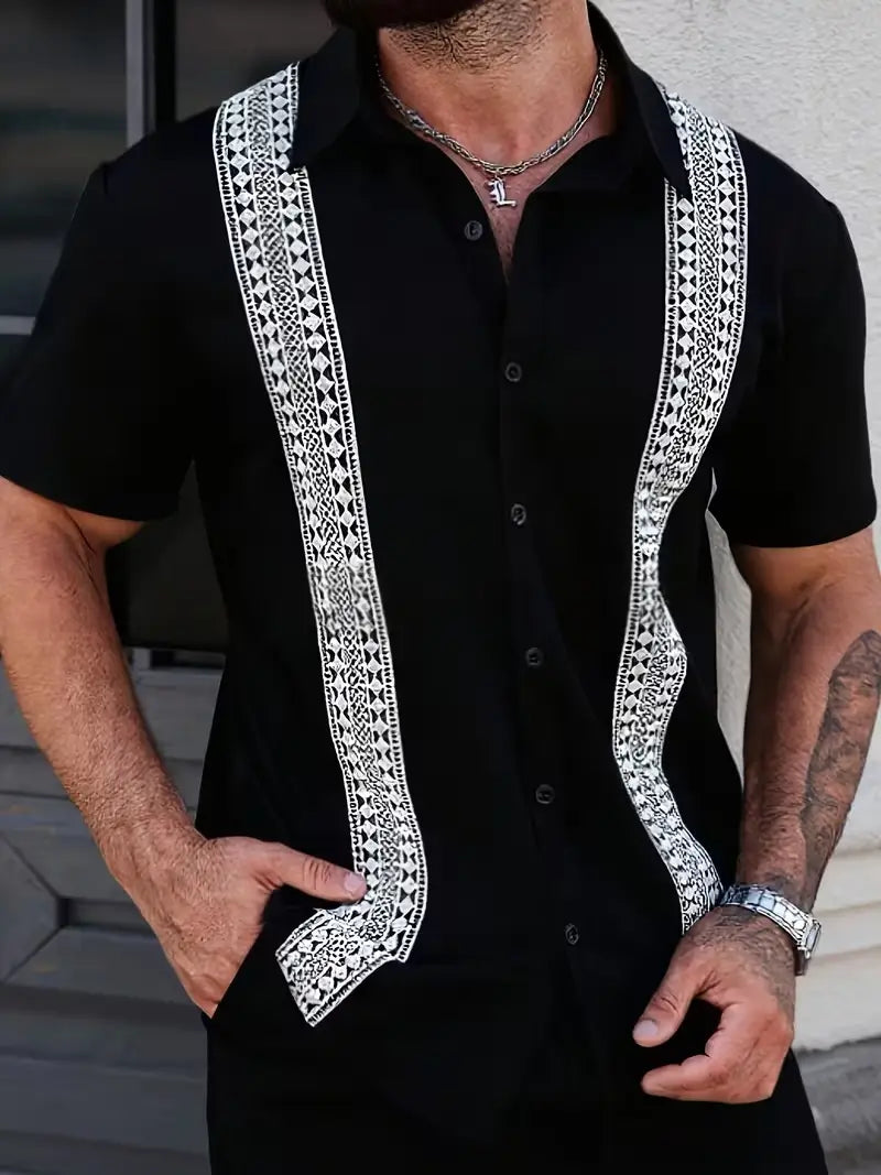 Chemise noire à manches courtes style coréen à coupe slim pour homme, avec une broderie géométrique blanche délicate sur la patte de boutonnage avant, idéale pour la tenue d’été.