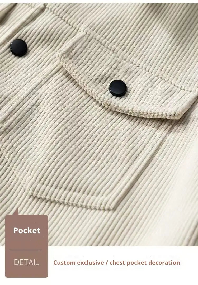 Beige Cord-Arbeitsjacke für Herren mit schwarzen Knöpfen, einer Brusttasche und einer lockeren, lässigen Reversgestaltung.