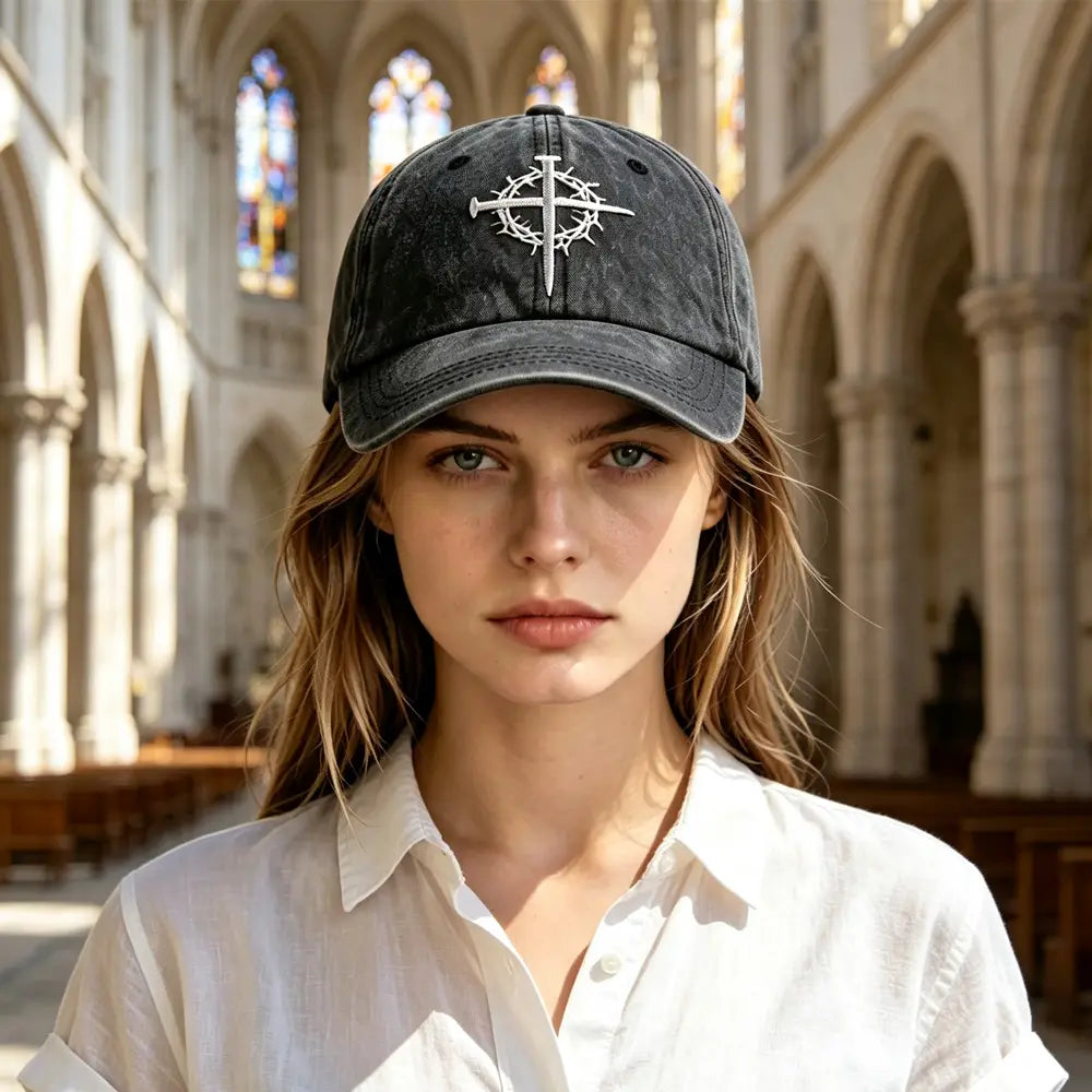Casquette de baseball gris foncé à effet vieilli présentant une croix blanche brodée et un motif de couronne d’épines, intitulée Casquette de Baseball Foi Croisée Couronne d’Épines Vieillie.