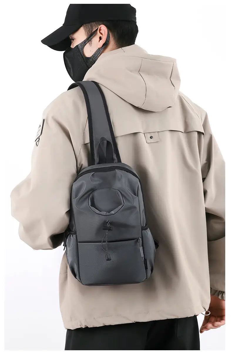 Dunkelgraue wasserdichte Herren-Oxford-Gewebe-Minimalist-Crossbody-Brusttasche aus Nylon mit einer runden Vordertasche und mehreren Reißverschlussfächern.