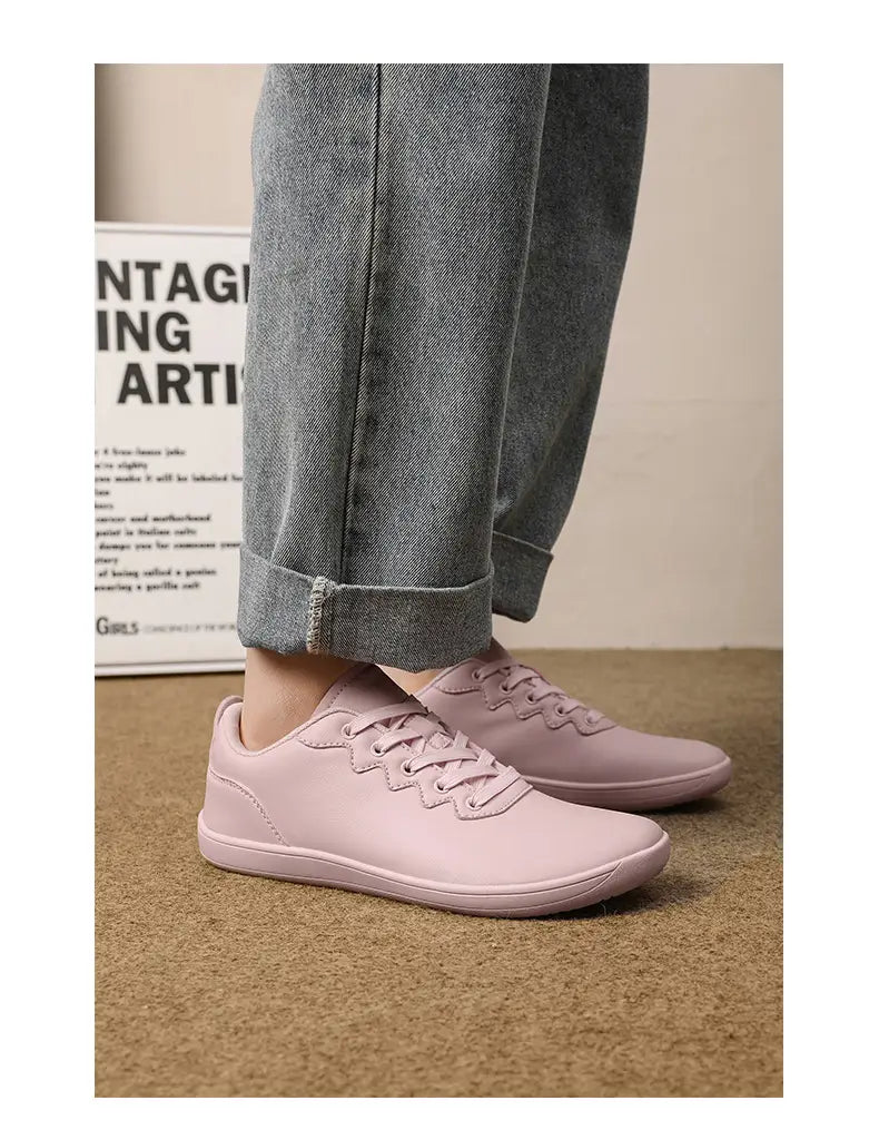 Hellrosa Leder-Outdoor-Sneaker mit glattem, minimalistischem Design und passenden Schnürsenkeln für den Freizeitgebrauch.