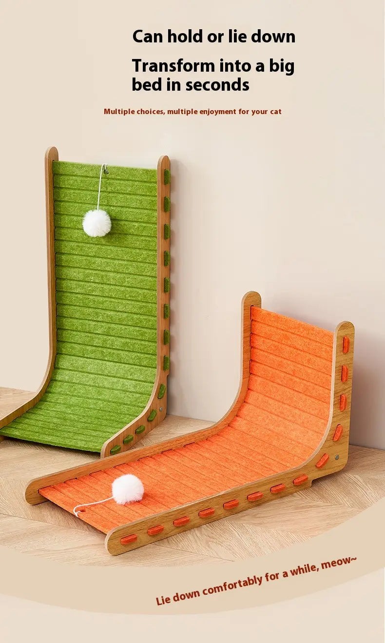 Vertikale Katzen-Kratzbretter aus Sisalfaserfilz in Grün und Orange mit Holzrahmen, strukturierten Oberflächen und von oben herabhängenden weißen Pompons.
