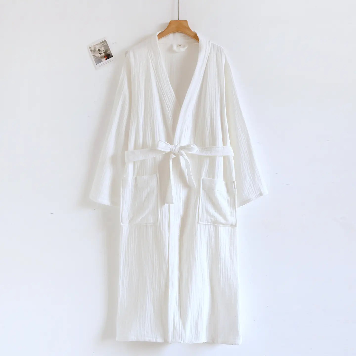 Peignoir en gaze de coton blanc pour homme présentant une matière texturée, un col en V et une ceinture assortie nouée à la taille.
